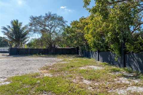 Commercial property in Miami, Florida № 2026147 - photo 13