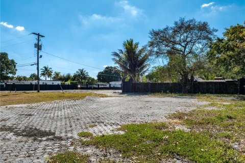 Commercial property in Miami, Florida № 2026147 - photo 14