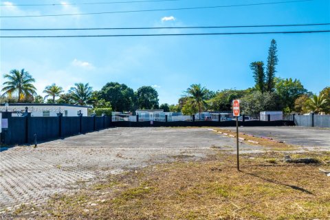 Commercial property in Miami, Florida № 2026147 - photo 18