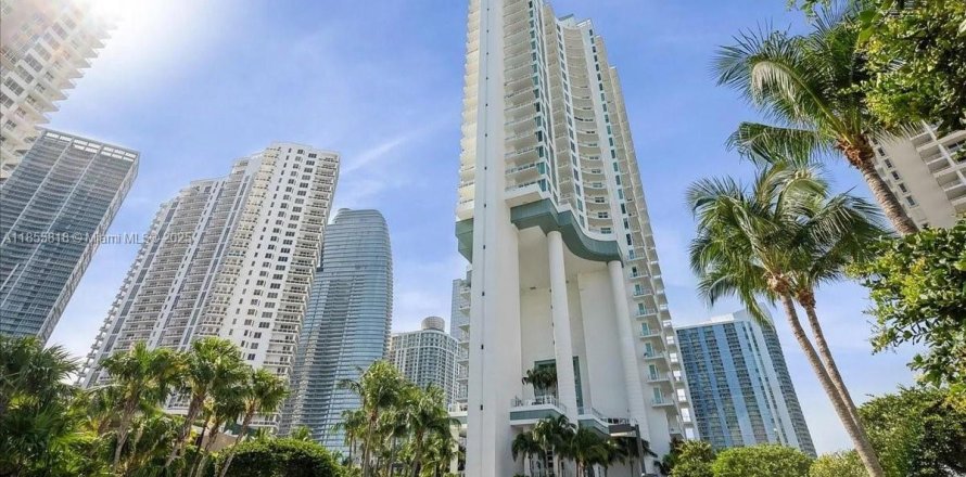 Condominio en Miami, Florida, 3 dormitorios № 1887165