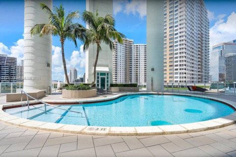 Condominio en venta en Miami, Florida, 3 dormitorios, 191.84 m2 № 1887165 - foto 29