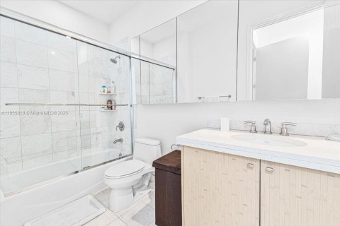 Condominio en venta en Miami, Florida, 3 dormitorios, 191.84 m2 № 1887165 - foto 26