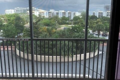 Condominio en alquiler en Aventura, Florida, 1 dormitorio, 96.43 m2 № 2012282 - foto 13