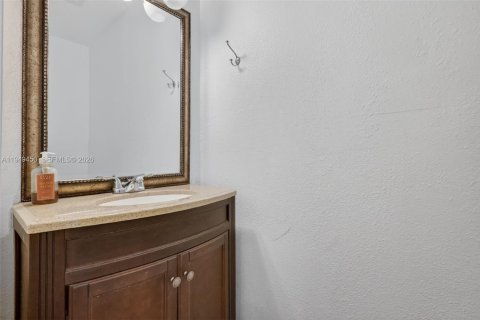 Townhouse in Palm Beach Gardens, Florida 2 bedrooms, 107.49 sq.m. № 2008242 - photo 23