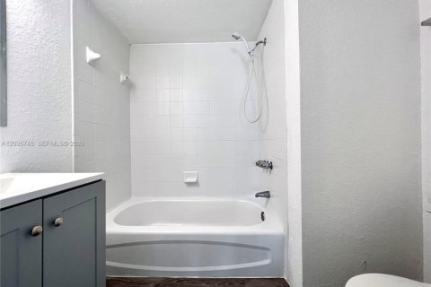 Townhouse in Miami, Florida 3 bedrooms, 106.84 sq.m. № 2253777 - photo 23