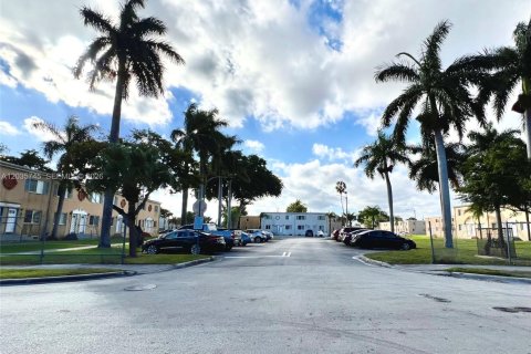 Townhouse in Miami, Florida 3 bedrooms, 106.84 sq.m. № 2253777 - photo 30