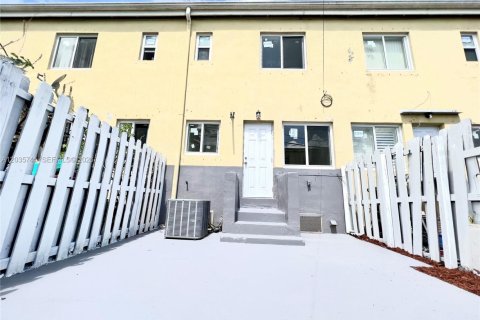 Townhouse in Miami, Florida 3 bedrooms, 106.84 sq.m. № 2253777 - photo 10