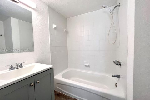 Townhouse in Miami, Florida 3 bedrooms, 106.84 sq.m. № 2253777 - photo 22
