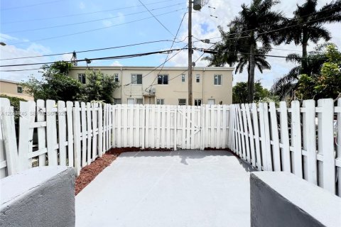 Townhouse in Miami, Florida 3 bedrooms, 106.84 sq.m. № 2253777 - photo 9