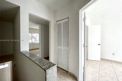Townhouse in Miami, Florida 3 bedrooms, 106.84 sq.m. № 2253777 - photo 12
