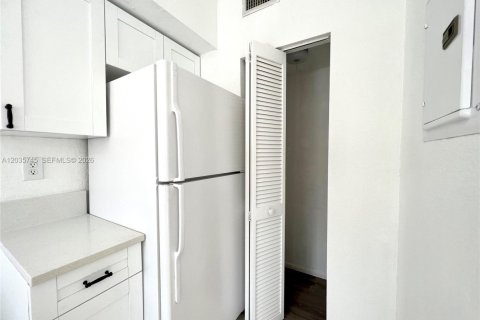Townhouse in Miami, Florida 3 bedrooms, 106.84 sq.m. № 2253777 - photo 5