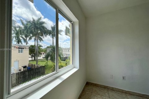 Townhouse in Miami, Florida 3 bedrooms, 106.84 sq.m. № 2253777 - photo 16