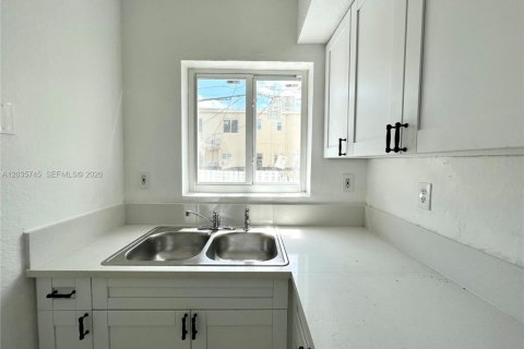 Townhouse in Miami, Florida 3 bedrooms, 106.84 sq.m. № 2253777 - photo 2