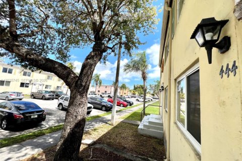 Townhouse in Miami, Florida 3 bedrooms, 106.84 sq.m. № 2253777 - photo 29