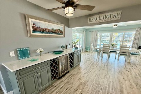 House in Treasure Island, Florida 3 bedrooms, 190.45 sq.m. № 1751234 - photo 13