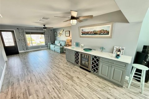 House in Treasure Island, Florida 3 bedrooms, 190.45 sq.m. № 1751234 - photo 12