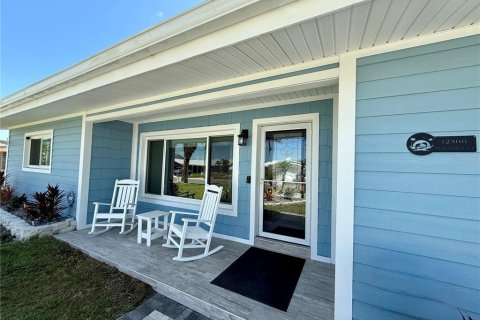 House in Treasure Island, Florida 3 bedrooms, 190.45 sq.m. № 1751234 - photo 2