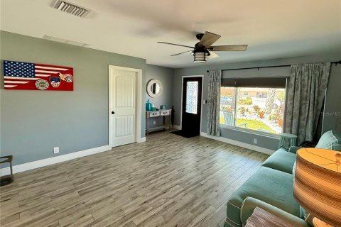 Casa en venta en Treasure Island, Florida, 3 dormitorios, 190.45 m2 № 1751234 - foto 11