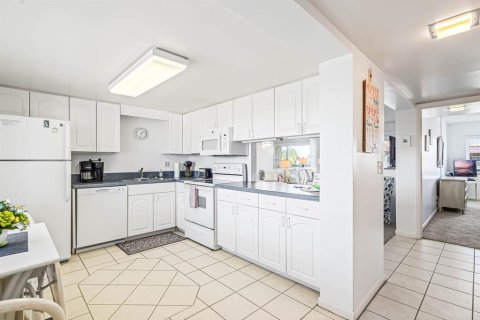 Condo in New Smyrna Beach, Florida, 1 bedroom  № 1437909 - photo 11