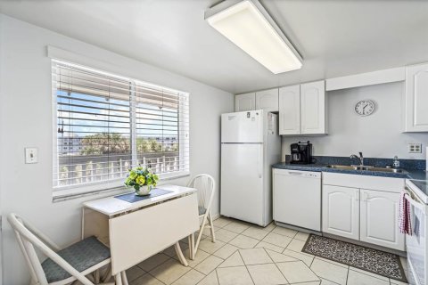 Condo in New Smyrna Beach, Florida, 1 bedroom  № 1437909 - photo 9