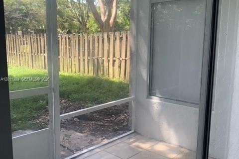 Condo in Miami, Florida, 2 bedrooms  № 2075174 - photo 14