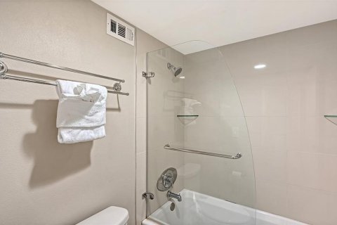 Condo in Sarasota, Florida, 2 bedrooms № 2396001 - photo 21