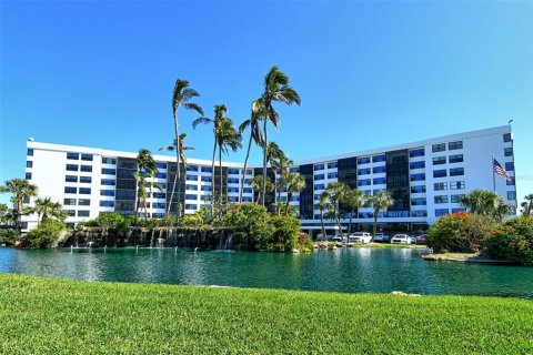 Condo in Sarasota, Florida, 2 bedrooms № 2396001 - photo 2