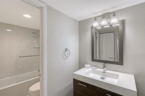 Condo in Sarasota, Florida, 2 bedrooms № 2396001 - photo 16