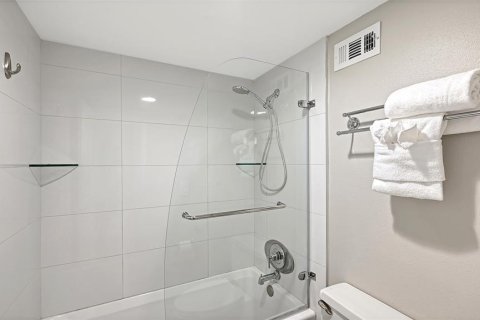 Condo in Sarasota, Florida, 2 bedrooms № 2396001 - photo 17