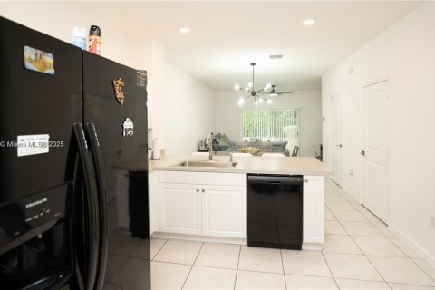 Снять в аренду таунхаус в Майами-Гарденс, Флорида 2 спальни, 114.08м2, № 2016716 - фото 9