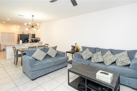 Снять в аренду таунхаус в Майами-Гарденс, Флорида 2 спальни, 114.08м2, № 2016716 - фото 4
