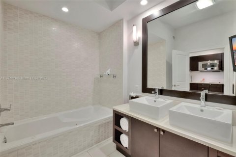 Condo in Doral, Florida, 1 bedroom  № 442077 - photo 4