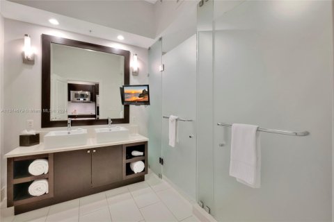 Condo in Doral, Florida, 1 bedroom  № 442077 - photo 3