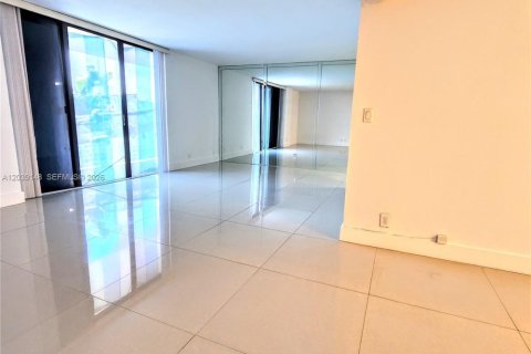 Condo in Aventura, Florida, 2 bedrooms № 2087911 - photo 9