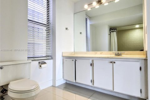 Condo in Aventura, Florida, 2 bedrooms № 2087911 - photo 13