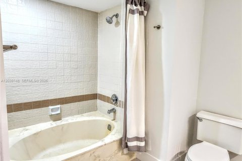Condo in Aventura, Florida, 2 bedrooms № 2087911 - photo 12