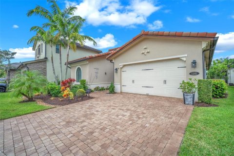 Villa ou maison à louer à Pembroke Pines, Floride: 3 chambres, 224.92 m2 № 1894259 - photo 3