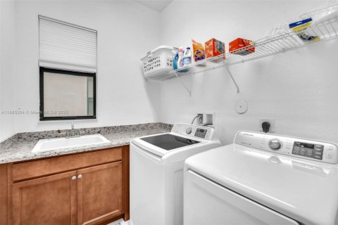 Villa ou maison à louer à Pembroke Pines, Floride: 3 chambres, 224.92 m2 № 1894259 - photo 25