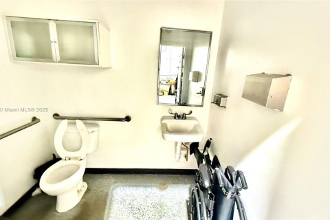 Commercial property in Miami, Florida № 1790138 - photo 3