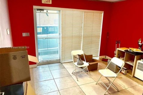 Commercial property in Miami, Florida № 1790138 - photo 2