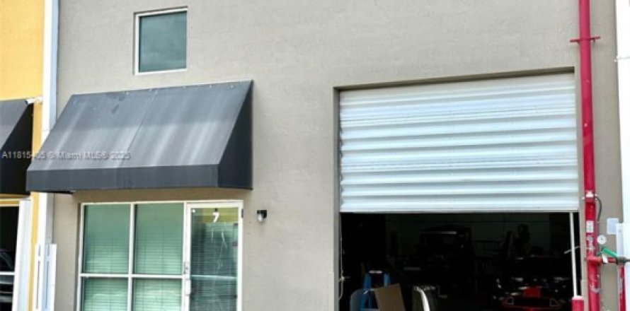 Commercial property in Miami, Florida № 1790138