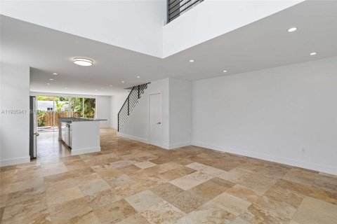 Touwnhouse à vendre à Miami, Floride: 3 chambres, 350.43 m2 № 2079108 - photo 12