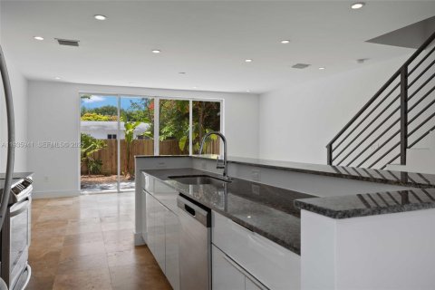 Touwnhouse à vendre à Miami, Floride: 3 chambres, 350.43 m2 № 2079108 - photo 7
