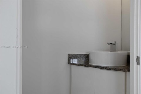 Touwnhouse à vendre à Miami, Floride: 3 chambres, 350.43 m2 № 2079108 - photo 30
