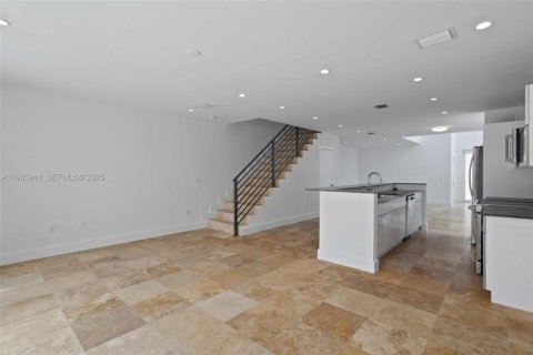 Touwnhouse à vendre à Miami, Floride: 3 chambres, 350.43 m2 № 2079108 - photo 5