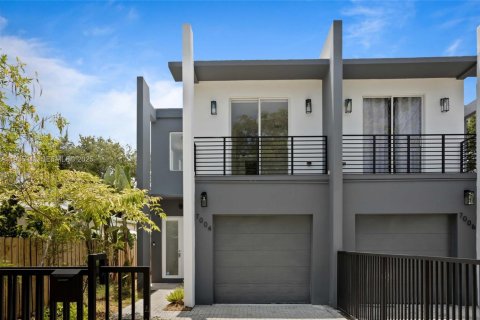 Touwnhouse à vendre à Miami, Floride: 3 chambres, 350.43 m2 № 2079108 - photo 3