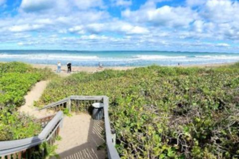 Casa en alquiler en Stuart, Florida, 3 dormitorios, 137.03 m2 № 1174459 - foto 1