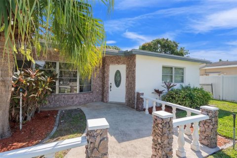 Villa ou maison à vendre à Margate, Floride: 2 chambres, 161.46 m2 № 2046599 - photo 3