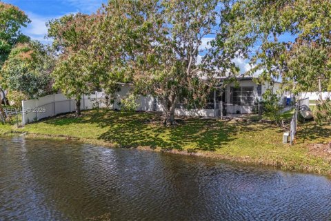 Villa ou maison à vendre à Margate, Floride: 2 chambres, 161.46 m2 № 2046599 - photo 4