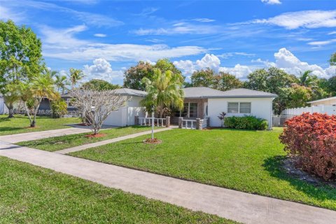 Villa ou maison à vendre à Margate, Floride: 2 chambres, 161.46 m2 № 2046599 - photo 2